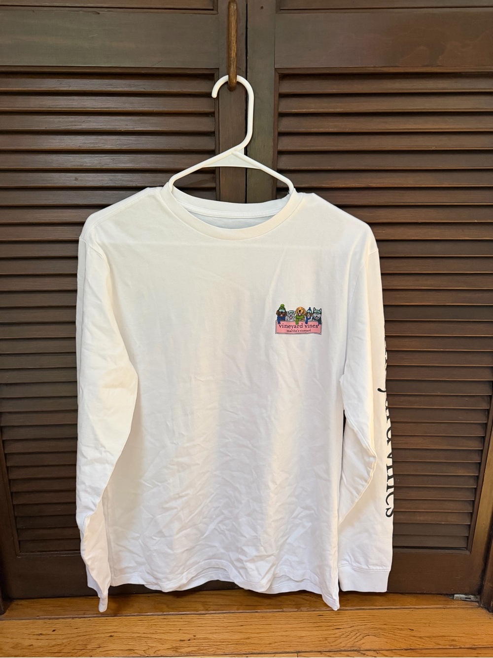 Vineyard Vines White Long Sleeve Tee with Winter Ski Snowboard Dogs